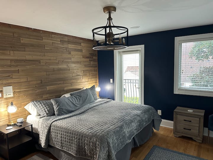 Спалня 3 на горния етаж - разполага със собствена баня и тоалетна точно до стаята.  