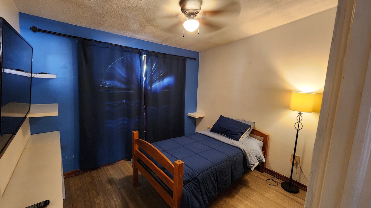 Добре дојдовте во удобната спална соба, со удобен единечен кревет кој обезбедува совршен простор за одмор и релаксација. Внимателно уредениот распоред максимално го искористува достапниот простор, создавајќи привлечна атмосфера.