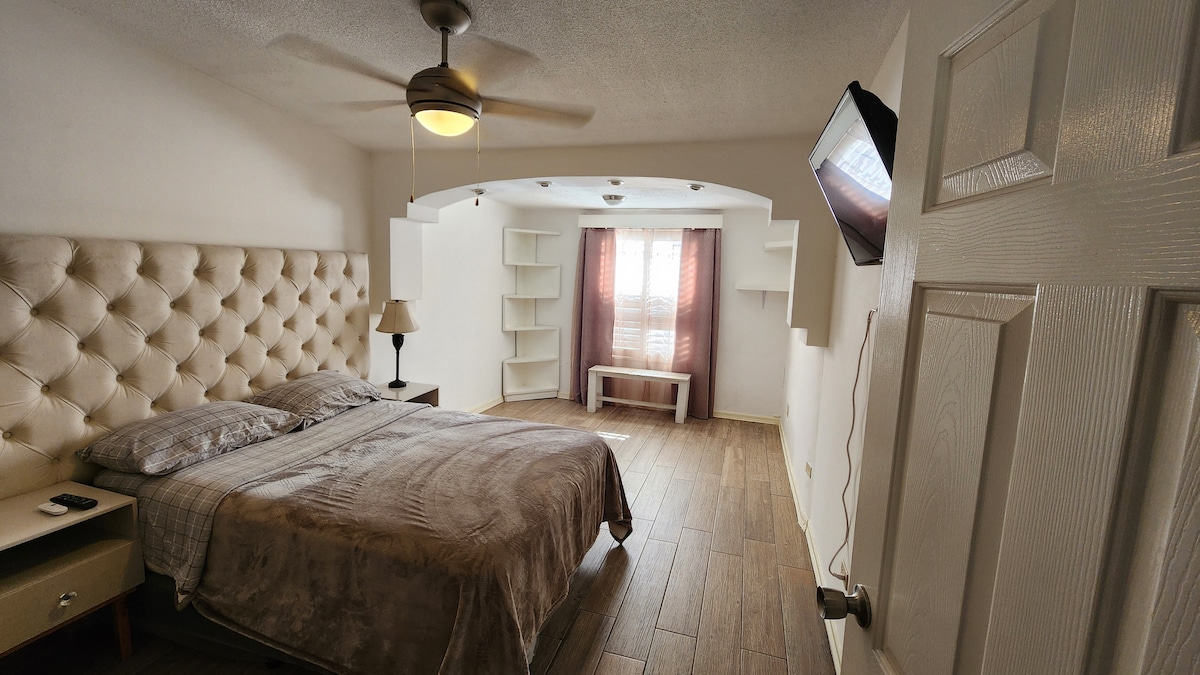 Добре дојдовте во привлечната спална соба, со удобен брачен кревет кој ветува мирен ноќен сон. Пространиот распоред овозможува лесно движење, создавајќи смирувачка атмосфера. Оваа соба е дизајнирана да обезбеди мирно место за одмор.