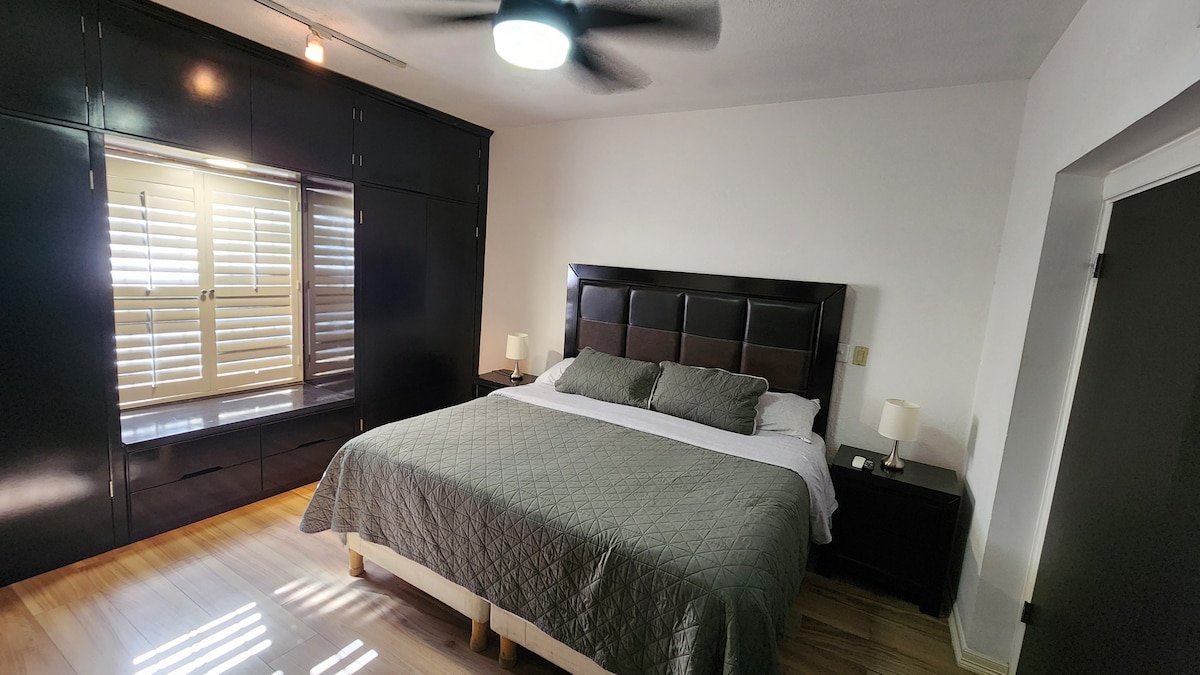 Одликувајќи се со луксузен брачен кревет кој ветува мирен ноќен сон. Пространиот распоред обезбедува доволно простор за движење, создавајќи смирувачка атмосфера за релаксација. Вкусно украсено со меки бои и елегантен мебел.