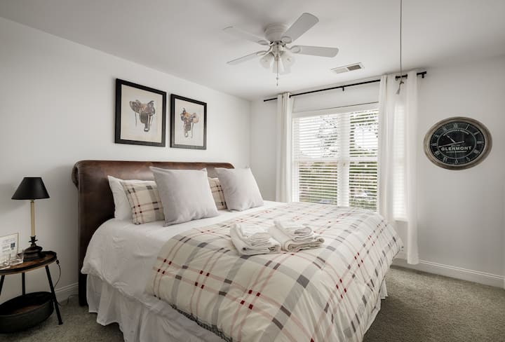 楼上四间卧室中的一间配有加大双人床、绿茶注入记忆泡沫床垫，可直接通往共用走廊卫生间。  