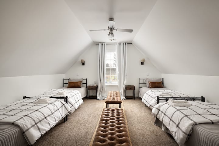 楼上的最后一间卧室为多人提供了一个有趣的空间，配备四张单人床，让成人和儿童舒适地容纳，让您尽情享受最大的休息！