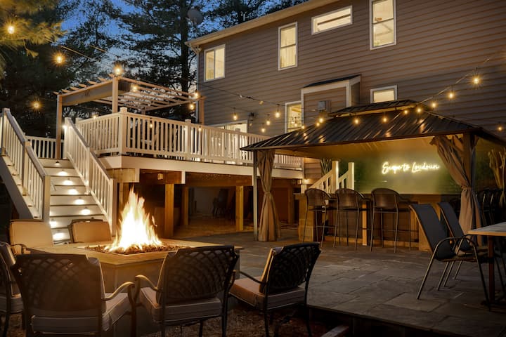 Loudoun Escapes: 7BR, Firepit+HotTub, Walk to Town