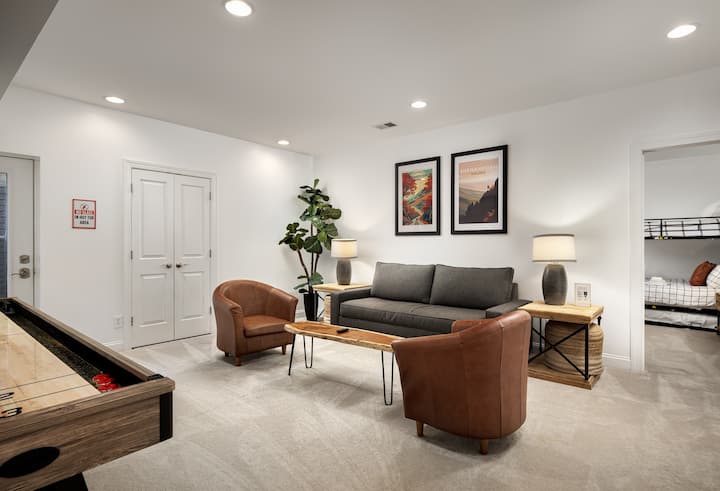 让孩子（或配偶！ ）逃到楼下的客厅，客厅设有65英寸平板电视、洗牌桌、游戏/玩具柜、标准双人沙发床可轻松进入户外娱乐区。