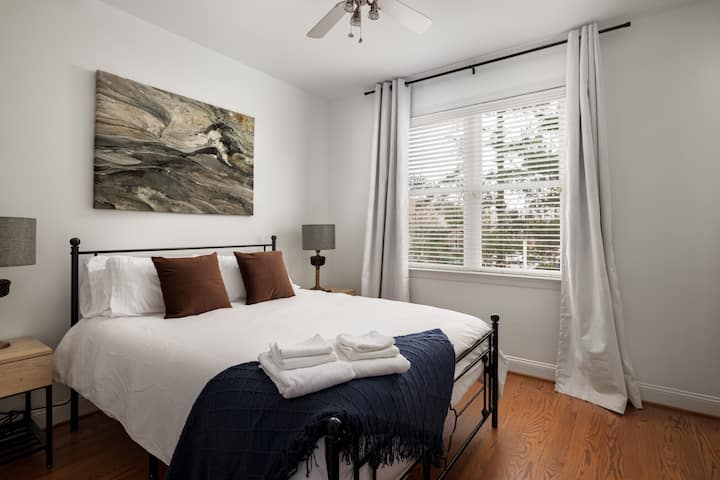 主楼层卧室可通过36英寸的谷仓门进入，配备一张标准双人床、绿色茶叶床垫、壁挂式平板电视，毗邻我们主楼层ADA （可使用的全功能卫生间）。