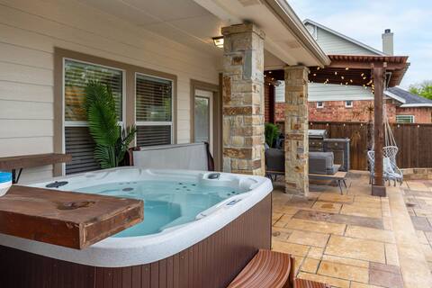 Luxurious gem with a pool, spa and outdoor kitchen