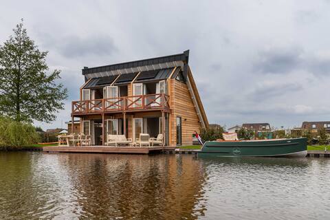 Guesthouse De Waterliefde Loosdrecht 
(by boat)