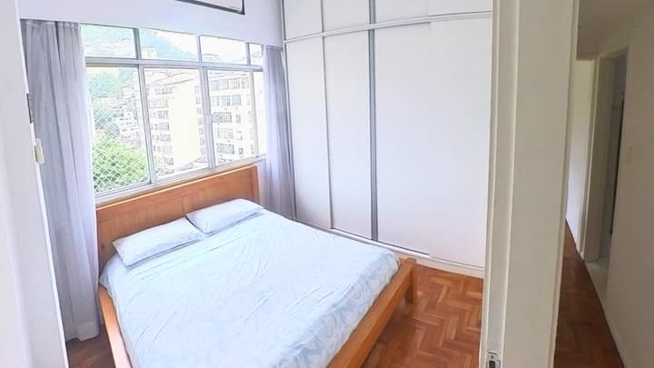Dans l'une des chambres, nous disposons d'un lit queen confortable et d'une grande armoire, avec tiroirs et cintres