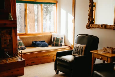 Popular Airbnb listing: Cozy Jackson Condo Perfect for Ski/Summer Trips in Jackson Hole