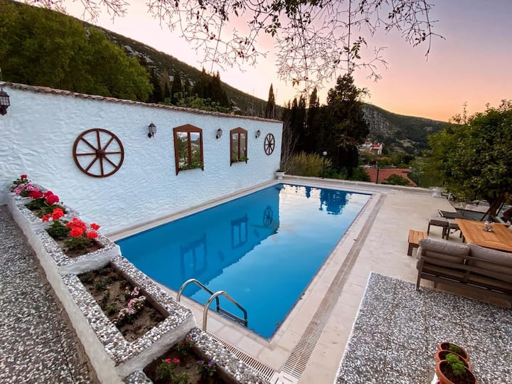 Cosy Antique Mansion with Pool and Sea View