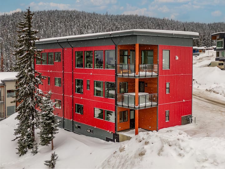 Large duplex on the Ridge with hot tub & elevator