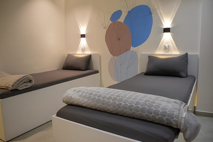 Втора спална соба , со брачен кревет (широк 150-179 см)