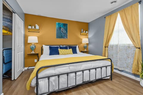 Master Suite central to PGH and Airport Top 5%B&B