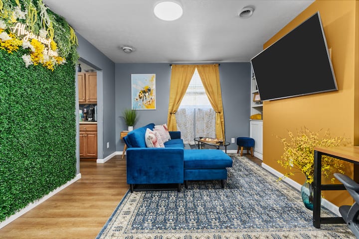 Arti, ngjyra dhe rehatia përplasen — kjo dhomë ndenjjeje është bërë për vendosjen e humorit