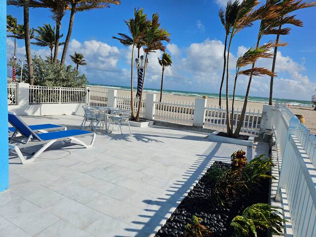 Beachfront 4 bdm home on Hollywood Boardwalk gallery image 4