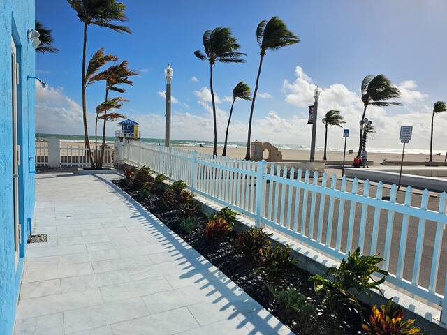 Beachfront 4 bdm home on Hollywood Boardwalk gallery image 5