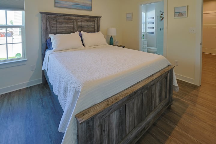 Apartmán s vlastným vchodom na prízemí s manželskou posteľou Queen a pripojenou kúpeľňou s toaletou.  Má tiež 60-palcový inteligentný televízor.