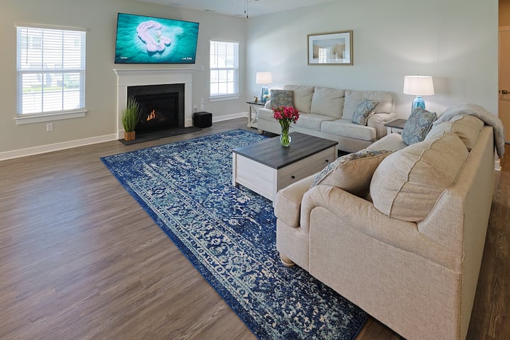 Obývacia izba na prízemí s dvoma pohovkami s manželskou posteľou. Môže sa pochváliť aj 75-palcovou inteligentnou televíziou s priestorovým systémom. 