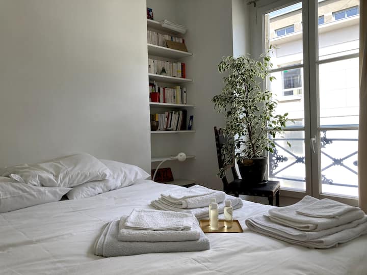 Habitación matrimonial con cama doble, con vistas a la calle muy tranquila