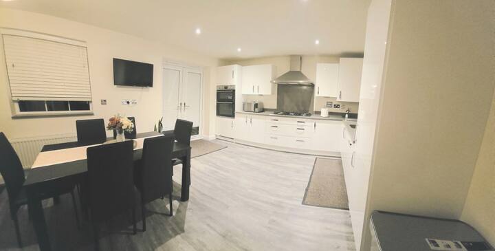 Spacious, Cosy Room In Clean Home (Own Bathroom) - Kettering, UK