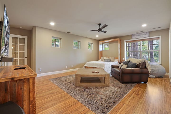 ห้องนอนชั้นล่างที่ 3 พร้อมเตียงพับขนาดควีนไซส์สมาร์ททีวีจอแบน 55 นิ้วที่นั่งเล่นโต๊ะกาแฟบีนแบ็กตู้เสื้อผ้าพัดลมเพดานห้องน้ำแจ็คและจิล