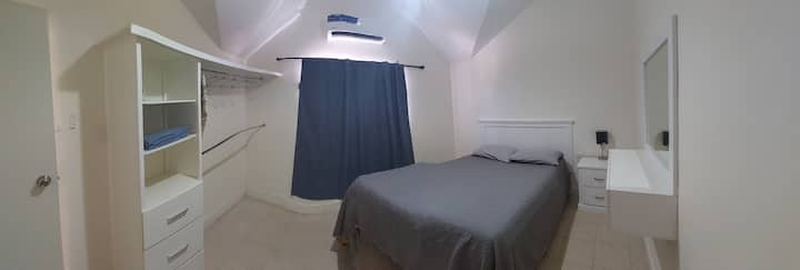Chambre 2, avec lit double donnant sur l'espace vert.