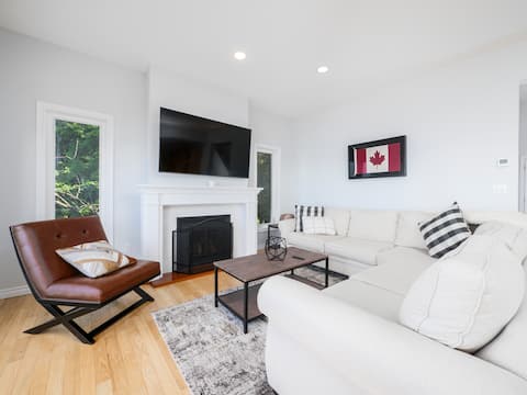 Popular Airbnb listing: Georgian Bay Waterfront Family Oasis in Grey