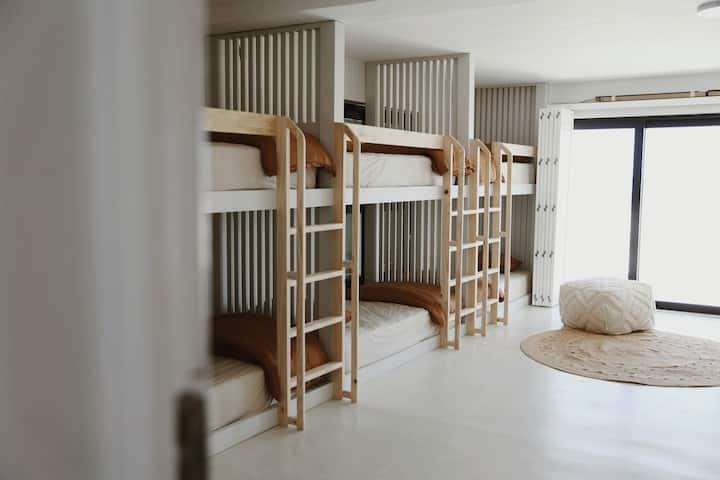 "قاعة النوم في مدرسة ساغرادا" بإجمالي 6 أسرّة بطابقين مفردين، تحتوي كل منها على مناشف مضاءة ليلية ومشفرة بالألوان. تحتوي هذه الغرفة على مرحاض منفصل وغرفة دش/خلع الملابس ومنطقة حوض/مرآة، وتؤدي إلى شرفة جميلة تطل على المحيط.