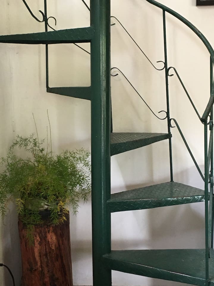 Acceso a la suite en el primer piso por la escalera en aspiral.