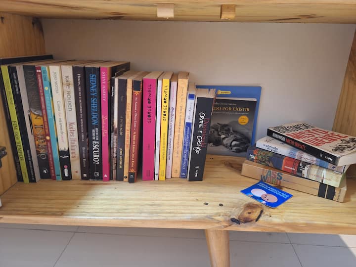 阅读架上有书籍  