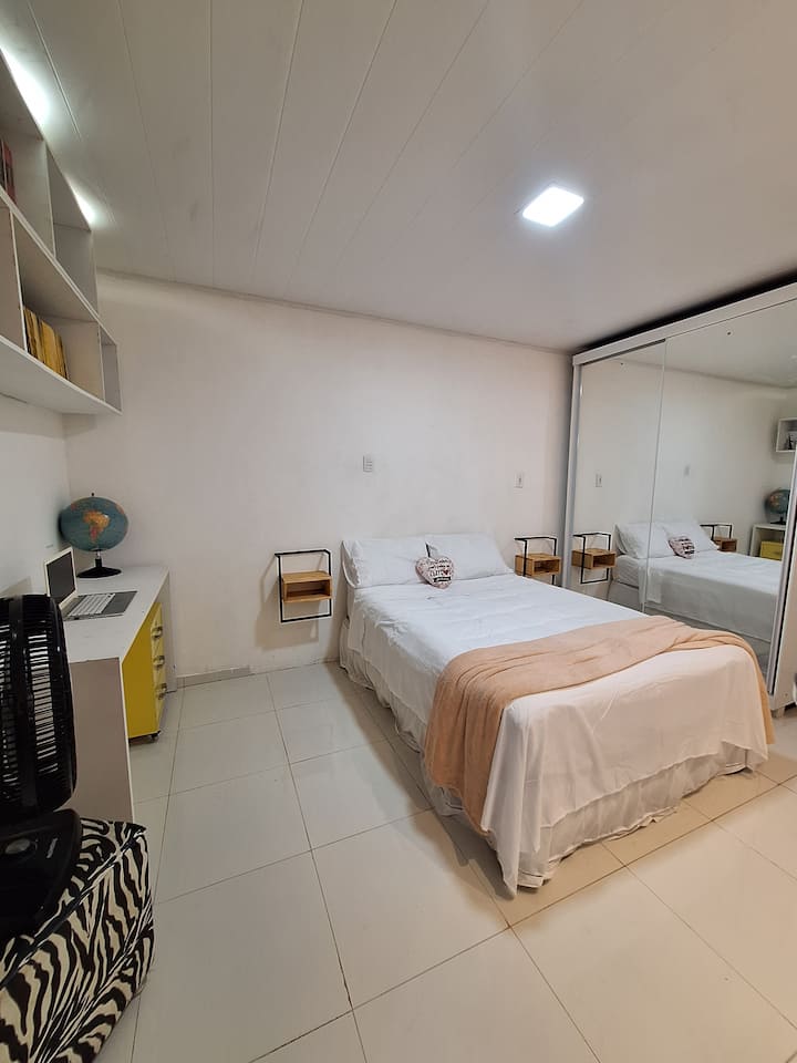 卧室概览（双人床、单人床、带镜子的双衣柜、书桌、书架、风扇）。 笔记本仅用于说明。 