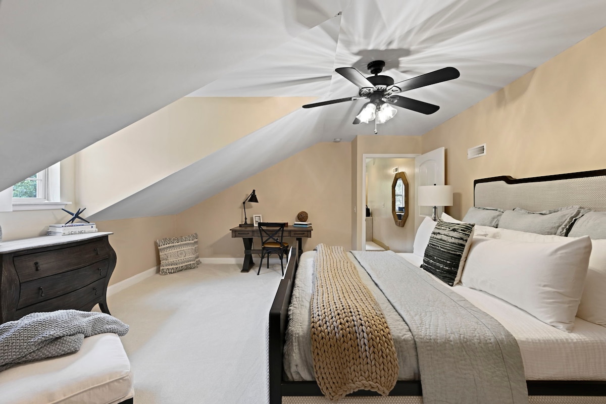 [Spálňa s manželskou posteľou King a písacím stolom.]