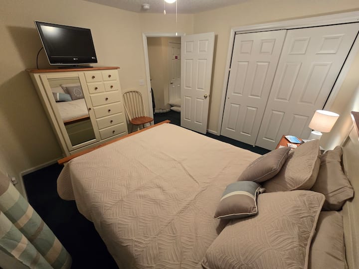 غرفة نوم بسرير كبير