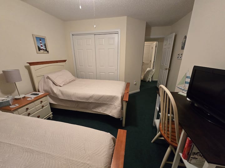 غرفة نوم تضم سريرين صغيرين