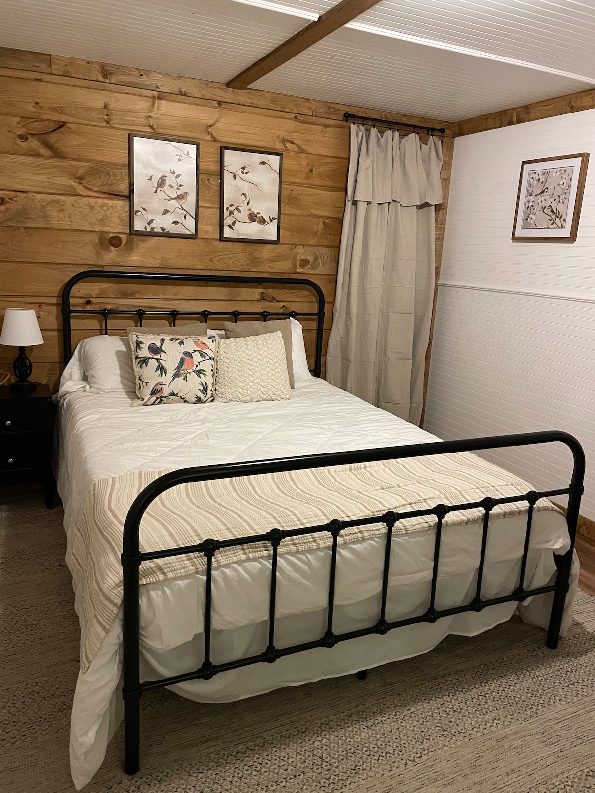 Outdoor Lover's Creekside Cabin (no cleaning fee) Cabins for Rent in