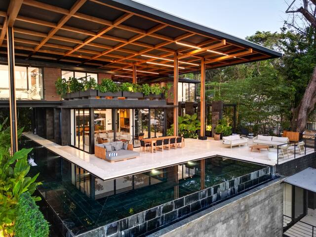 Luxury Estate · Amazing ocean Views · 19 guests