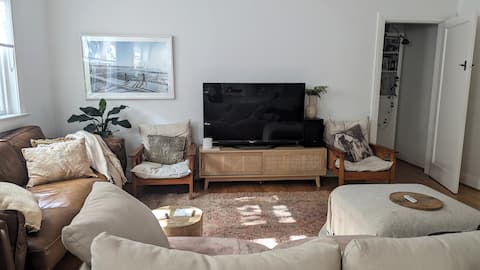 Top Airbnb: Relaxed Art Deco Stay in Bondi's Quiet Quarter in Bondi