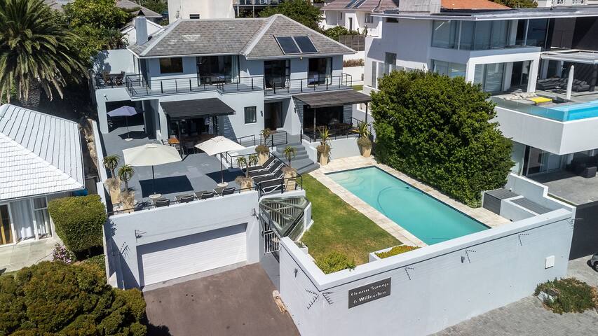 Contemporary Holiday Home on Camps Bay Beach gallery image 3