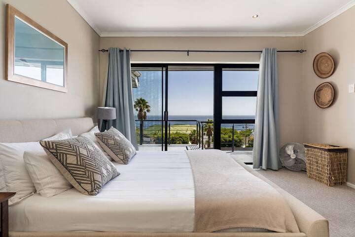 Contemporary Holiday Home on Camps Bay Beach gallery image 4