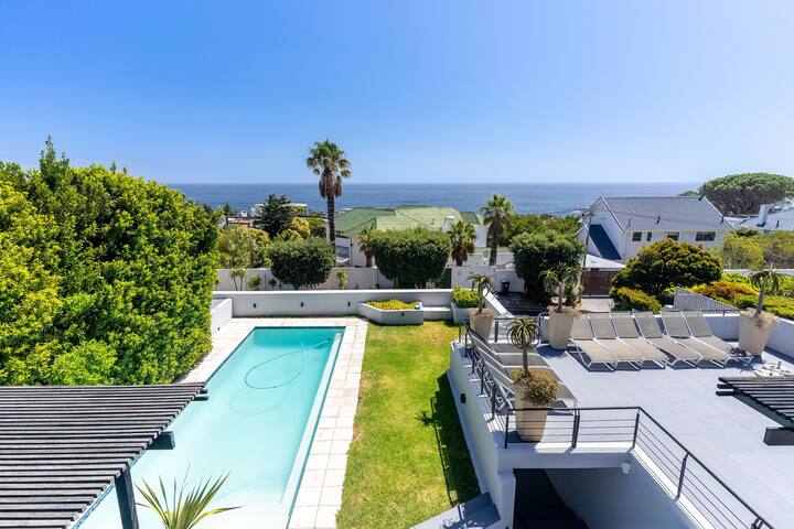 Contemporary Holiday Home on Camps Bay Beach gallery image 5