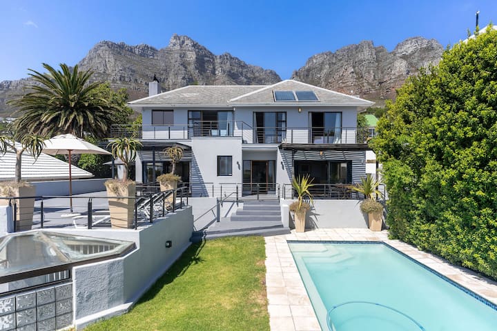 Contemporary Holiday Home on Camps Bay Beach
