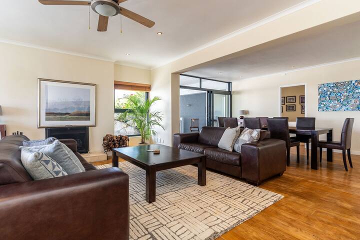 Contemporary Holiday Home on Camps Bay Beach gallery image 2