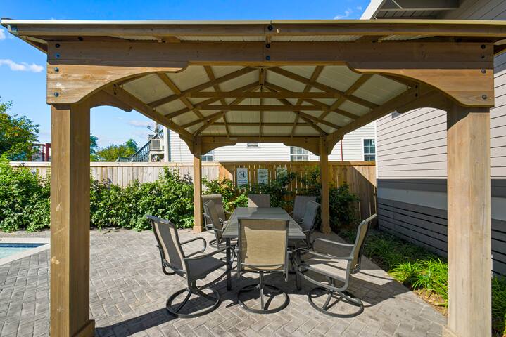 Executive Superdome Home 8 Beds, 5 BA, Heated Pool gallery image 5