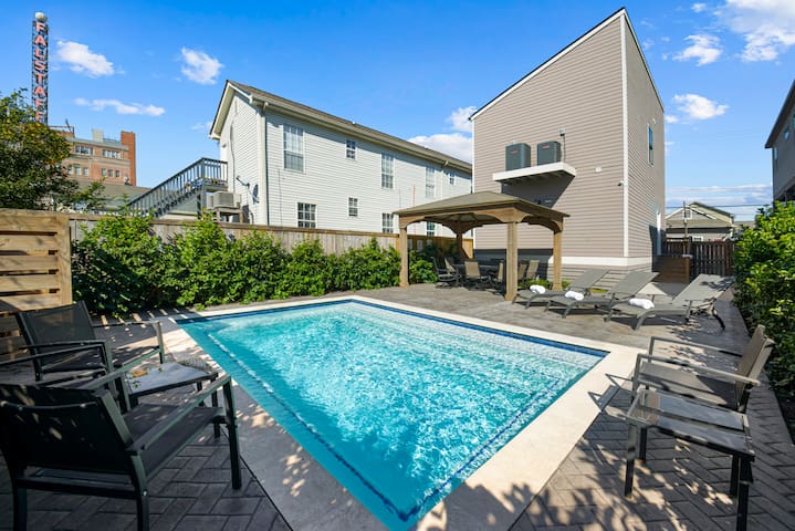 NOLA Oasis- Heated Pool, Parking, 8 Beds & 5 Baths