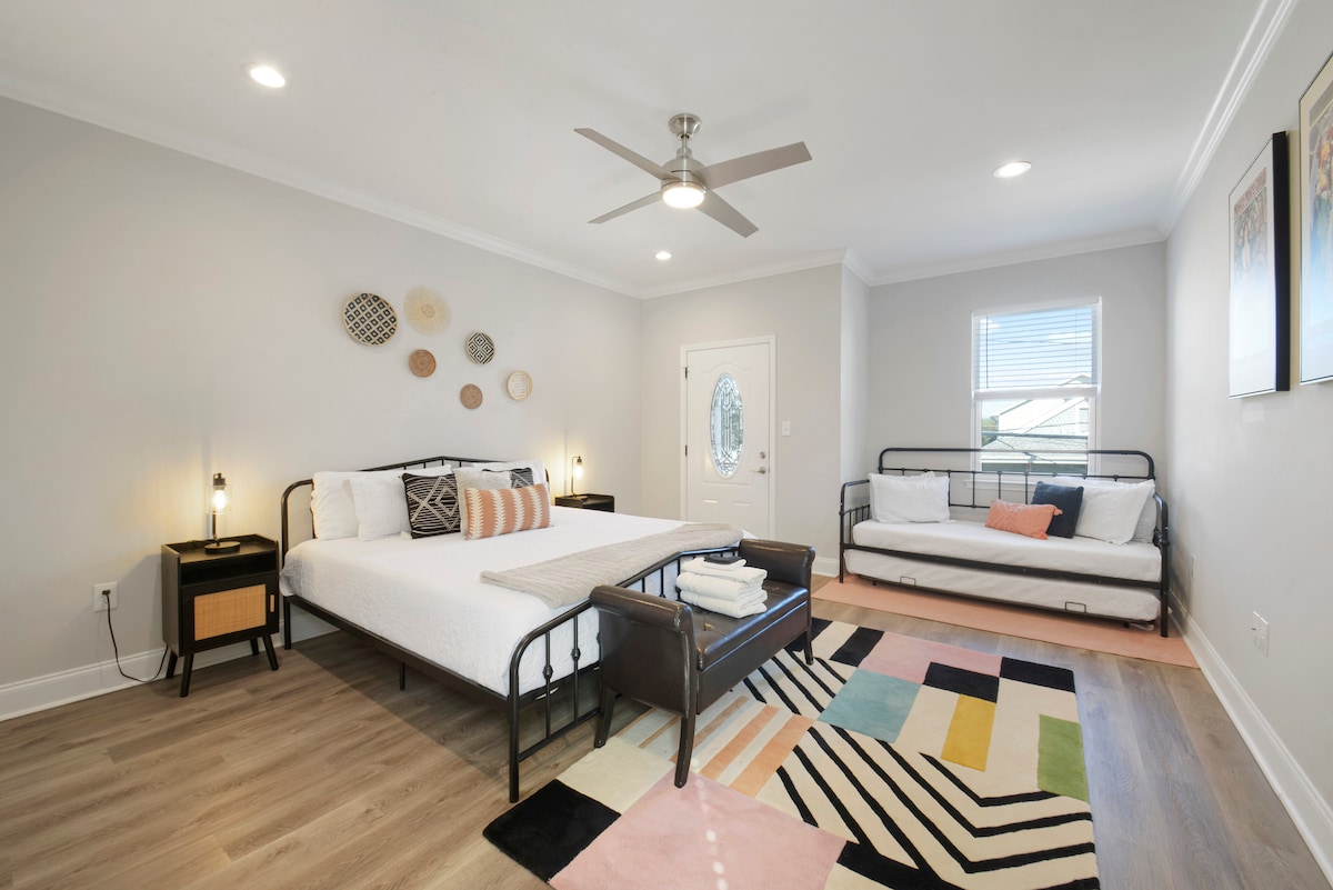 Основна спалня - самостоятелна баня, двойно легло, разтегателен диван, вентилатор, самостоятелен балкон, място за съхранение, внимателно проектиран