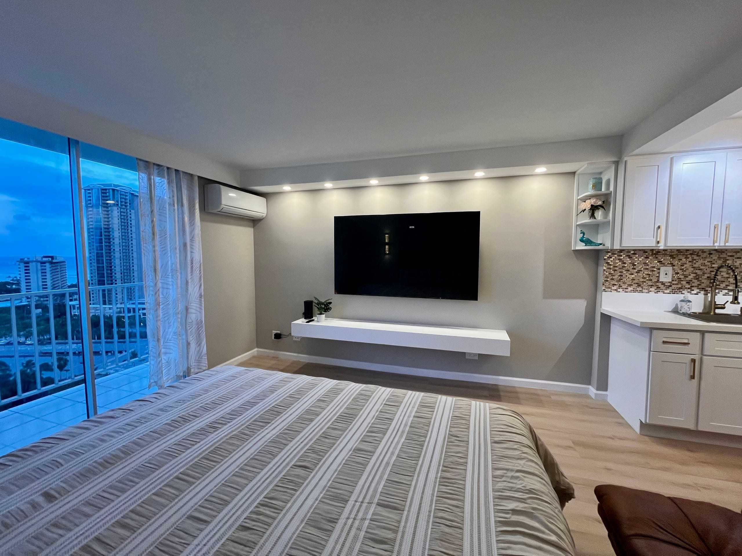20*High Floor Waikiki Ocean View Condo w/Balcony - Image 14