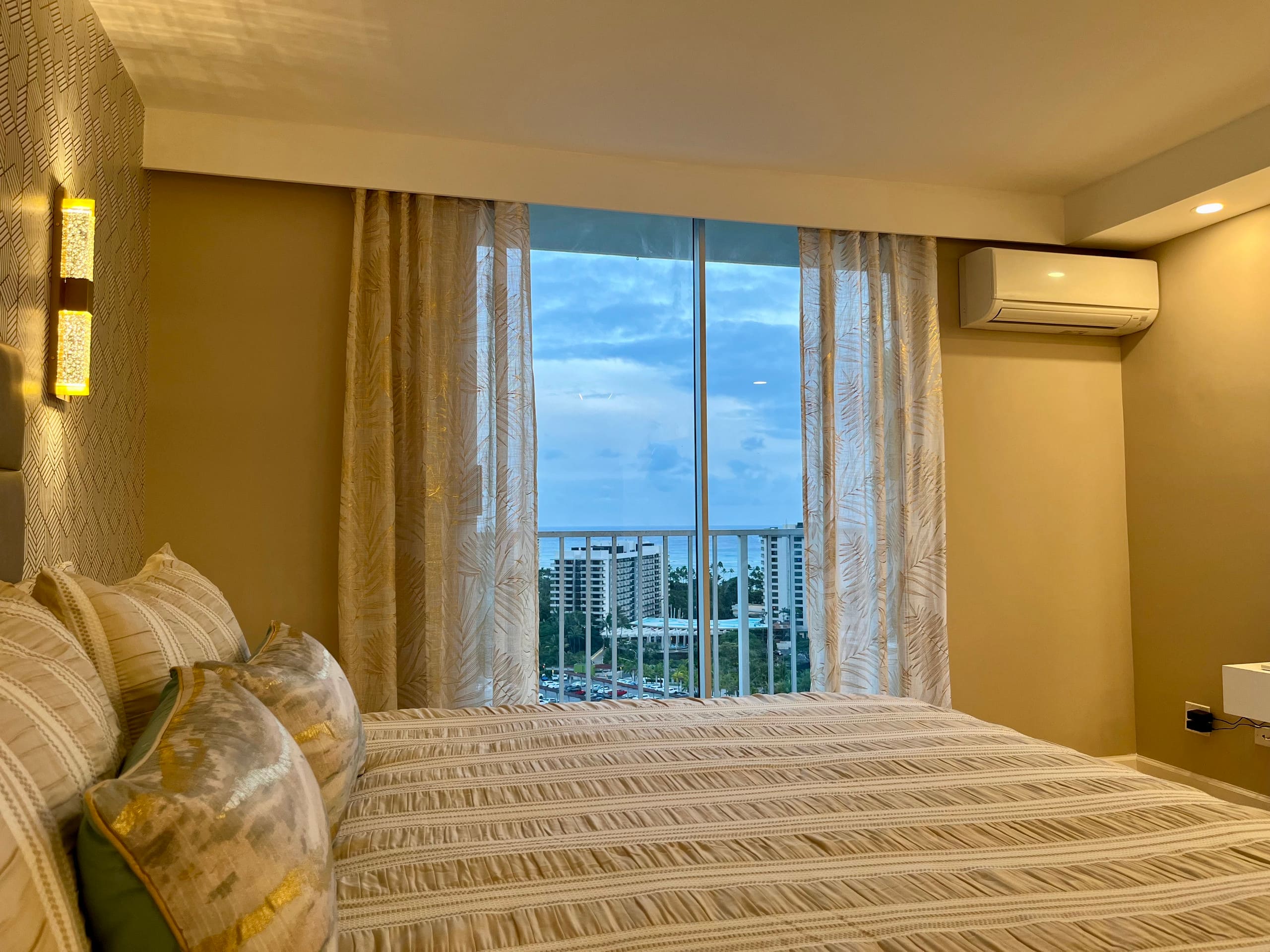 20*High Floor Waikiki Ocean View Condo w/Balcony - Image 17