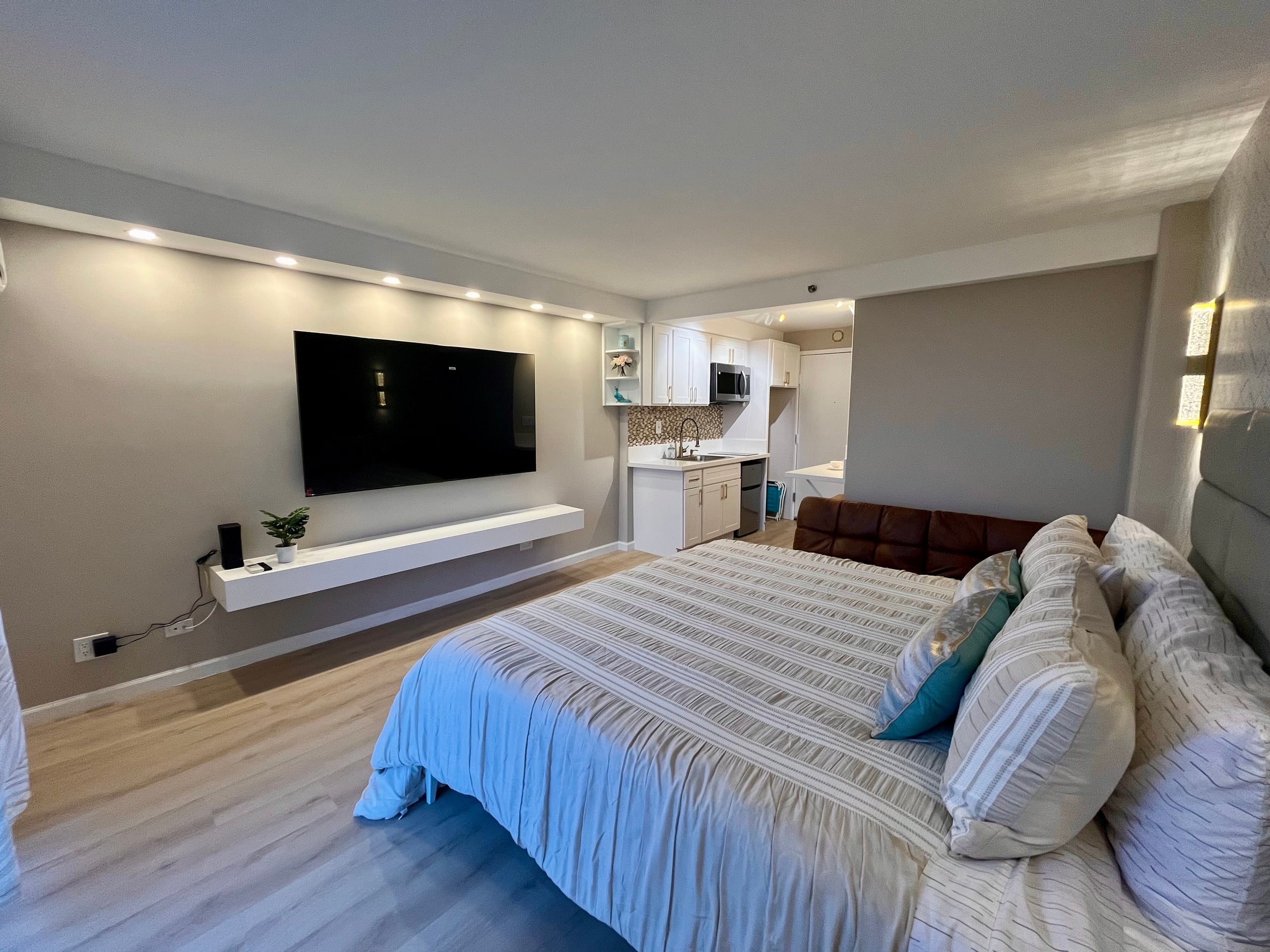 20*High Floor Waikiki Ocean View Condo w/Balcony - Image 15