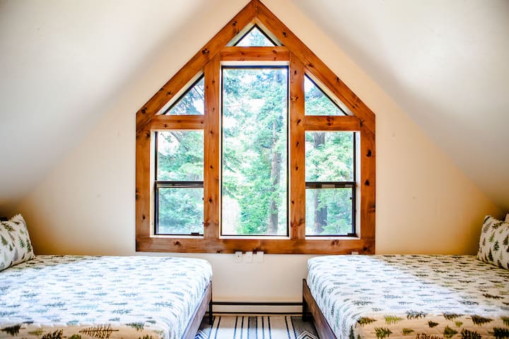 The bunkroom is located with two queen beds and twin bunks. Ova soba može primiti cijelu obitelj u kojoj može udobno spavati 6 gostiju! Kroz prozor se pruža nevjerojatan pogled! 