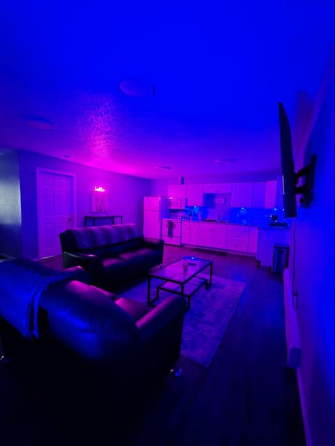 Top performing Airbnb: Evie's cozy getaway, 8 minutes from the airport! in College